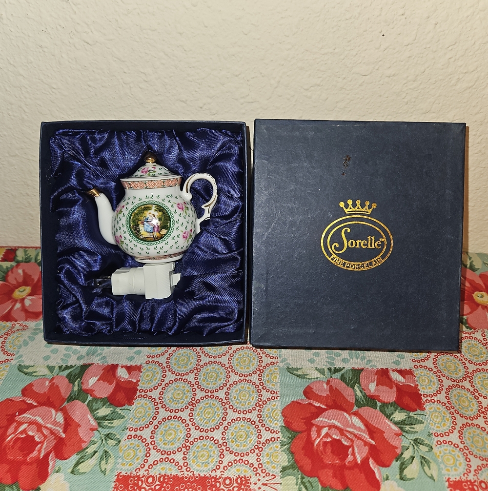 Sorelle Fine Porcelain Portrait Medallion Victorian Teapot Night Light